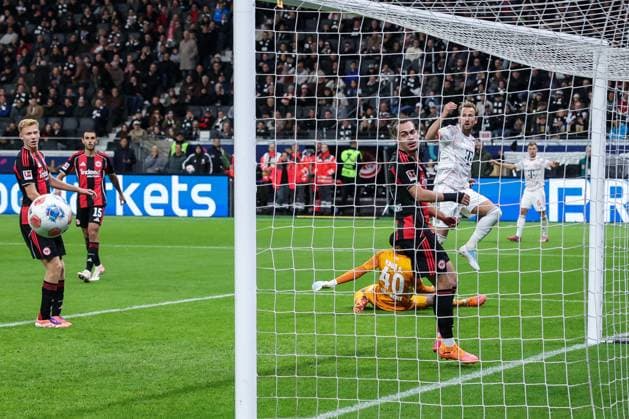 Harry Kane 9 FC Bayern Muenchen shoots a ball to the inside post that does not go into the goal, with Kaua Santos 40 Eintracht Frankfurt and Arthur Theate 3 Eintracht Frankfurt , Eintracht Frankfurt vs FC Bayern Muenchen, DFL, Bundesliga, 2025 2026 season, Deutsche Bank Park, Hinrunde, 6 Spieltag, 04 10 2025 DFB regulations prohibit any use of photographs as image sequences and or quasi video Frankfurt Hessen Germany Copyright: xkolbert-press MartinxAgüerax