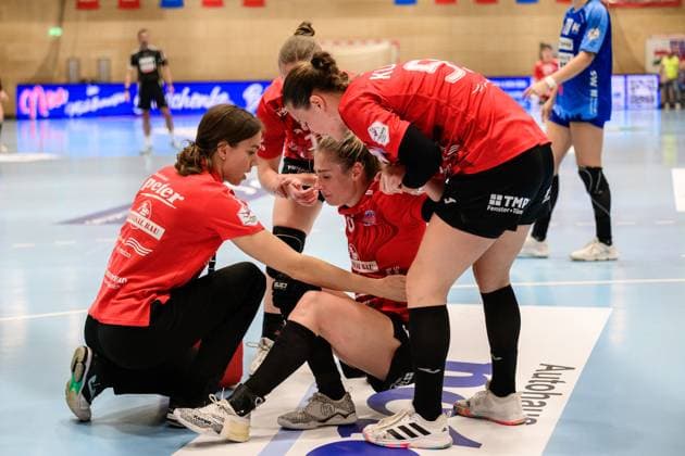 Nathalie, Hendrikse Outside, Thueringer HC, 6 must leave the game due to injury Csenge, Kuczora Back, Thueringer HC, 59 GER, Thuringia, Thueringer HC vs Sport Union Neckarsulm, Alsco Handball Bundesliga Frauen, 1 Handballbundesliga Frauen, Handball, Matchday 4, Season 2025 2026, 04 10 2025 GER, Thuringia, Thueringer HC vs Sport Union Neckarsulm, Alsco Handball Bundesliga Frauen, 1 Handballbundesliga Frauen, Handball, Matchday 4, Season 2025 2026, 04 10 2025 Bad Langensalza Copyright: xEibner-Pressefoto MartinxHerbstx EP_MHT