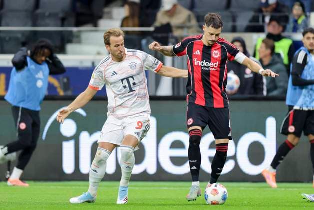 Harry Kane (FC Bayern Muenchen) und Robin Koch (Eintracht Frankfurt) kaempfen um den Ball, Bundesliga, Eintracht Frankfurt v FC Bayern München, Deutsche Bank Park am 04. October 2025 in Frankfurt am Main, Deutschland. (Foto von Marco Steinbrenner DeFodi Images) Harry Kane (FC Bayern Muenchen) und Robin Koch (Eintracht Frankfurt) battle for the ball, Bundesliga, Eintracht Frankfurt v FC Bayern München, Deutsche Bank Park, October 4, 2025 in Frankfurt am Main, Germany. (Photo by Marco Steinbrenner DeFodi Images) DFL regulations prohibit any use of photographs as image sequences and or quasi-video. Harry Kane FC Bayern Muenchen and Robin Koch Eintracht Frankfurt battle for the ball, Bundesliga, Eintracht Frankfurt v FC Bayern München, Deutsche Bank Park, October 04, 2025 in Frankfurt am Main, Germany Photo by Marco Steinbrenner DeFodi Images Harry Kane FC Bayern Muenchen and Robin Koch Eintracht Frankfurt battle for the ball, Bundesliga, Eintracht Frankfurt v FC Bayern München, Deutsche Bank Park, October 4, 2025 in Frankfurt am Main, Germany Photo by Marco Steinbrenner DeFodi Images DFL regulations prohibit any use of photographs as image sequences and or quasi video
