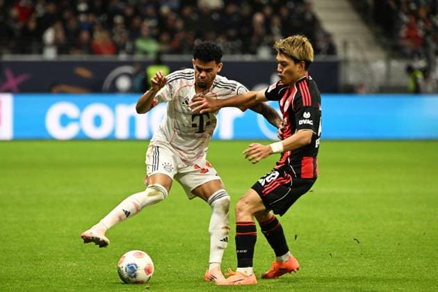 04 10 2025, xjhx, Fußball 1 Bundesliga, Eintracht Frankfurt FC Bayern München v l Luis Diaz FC Bayern Muenchen Ritsu Doan Eintracht Frankfurt Zweikampf, Aktion, action, battle for the ball DFL DFB REGULATIONS PROHIBIT ANY USE OF PHOTOGRAPHS as IMAGE SEQUENCES and or QUASI VIDEO Frankfurt am Main