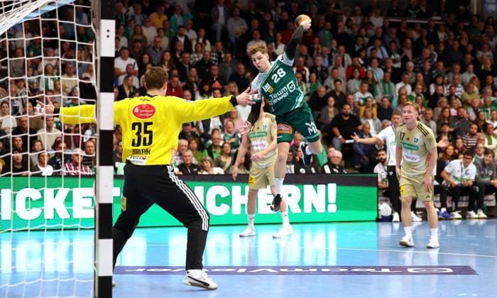BAU 04 10 2025 Göppingen Handball Frisch Auf Göppingen vs TSV Hannover Burgdorf, f l Joel Birlehm Hannover , Franko Lastro Göppingen