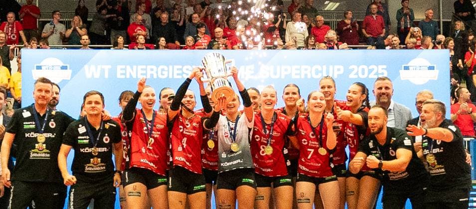 4 10 2025, Volleyball, Women, VBL, 1 VBL, 1 Volleyball Bundesliga, Season 2025 2026, Superchp Final, Dresdner SC SSC Palmberg Schwerin, The players of Dresdner SC celebrate the victory in the Supercup Dresden Margon Arena Saxony Germany at the winners photo