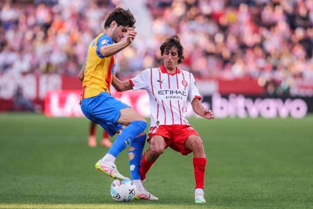October 4, 2025, Girona, Girona, SPAIN: Bryan Gil of Girona FC and Javi Guerra of Valencia CF in action during the Spanish league, La Liga EA Sports, football match played between Girona FC and Valencia CF at Montilivi stadium on October 04, 2025 in Girona, Spain. Girona SPAIN - ZUMAa181 20251004_zaa_a181_164 Copyright: xJavierxBorregox