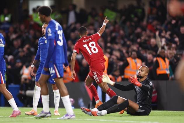 Chelsea gegen Liverpool 04. Oktober 2025, London Premier League Fußball Chelsea gegen Liverpool Cody Gakpo von Liverpool jubelt nach seinem 1. Tor, während Chelseas Torwart Robert Sanchez niedergeschlagen aussieht Foto Jacques Feeney Offside London UK  Copyright: xJacquesxFeeneyx xOffsidexOffside