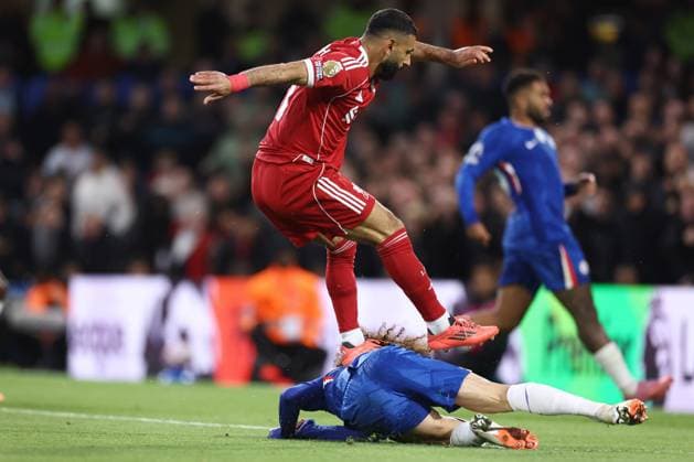 Chelsea gegen Liverpool 04 Oktober 2025, London Premier League Fußball Chelsea gegen Liverpool Mohamed Salah von Liverpool tritt auf Marc Cucurella von Chelsea Foto Jacques Feeney Abseits London UK  Copyright: xJacquesxFeeneyx xOffsidexOffside