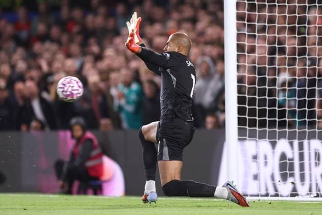 Chelsea gegen Liverpool 04. Oktober 2025, London Premier League Fußball Chelsea gegen Liverpool Chelsea-Torhüter Robert Sanchez kann das erste Tor von Liverpool nicht verhindern Foto Jacques Feeney Abseits London UK  Copyright: xJacquesxFeeneyx xOffsidexOffside