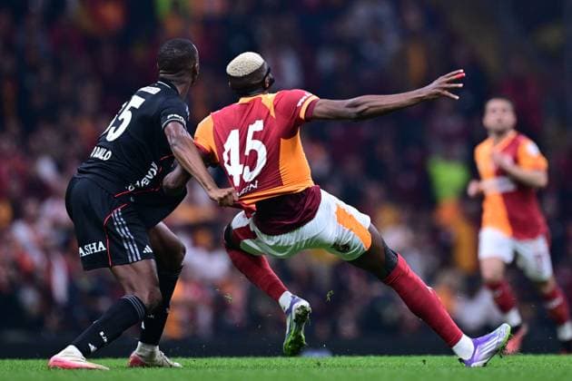 Galatasaray v Besiktas - Turkish Super Lig ISTANBUL, TURKIYE - OCTOBER 4: Victor Osimhen (45) of Galatasaray in action against Tiago Djalo (L) of Besiktas during Turkish Super Lig week 8 football match between Galatasaray and Besiktas at RAMS Park in Istanbul, Turkiye on October 4, 2025. Abdulhamid Hosbas Anadolu Istanbul Turkey. Editorial use only. Please get in touch for any other usage.  Copyright: x2025xAnadoluxAbdulhamidxHosbasx
