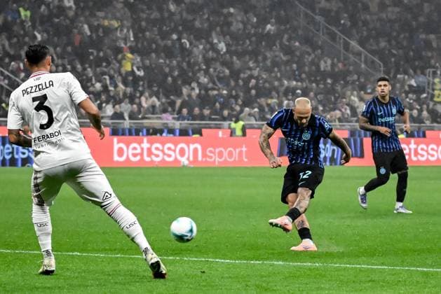 October 4, 2025, Milan, MILAN: Inter™s Federico Di Marco (R) scores goal of 3 to 0 during the Italian serie A soccer match between Inter and Cremonese at Giuseppe Meazza stadium in Milan, 4 October 2025..ANSA MATTEO BAZZI. Soccer; Serie A: Inter Vs Cremonese  - ZUMAa110 20251004_zaf_a110_052 Copyright: xMatteoxBazzix