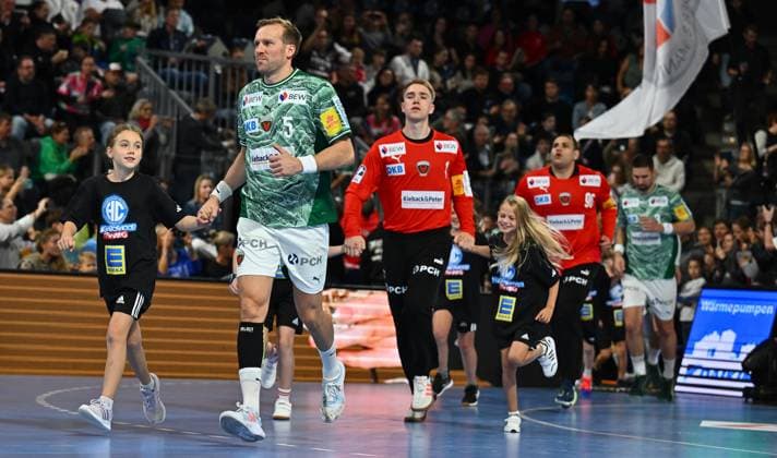04 10 2025 Handball 1 Bundesliga DAIKIN HBL Season 2025 2026 07 Matchday HC Erlangen Metropolregion Nuremberg HCE Füchse Berlin xwoxzix Team Team Berlin runs in front Max Darj 5, Füchse Berlin