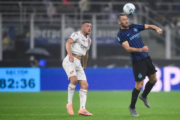 FC Internazionale v US Cremonese - Serie A Stefan de Vrij of FC Internazionale comeptes for the ball with Jamie Vardy of US Cremonese during the Serie A football match between FC Internazionale and US Cremonese. Milan Italy Copyright: xNicolòxCampox