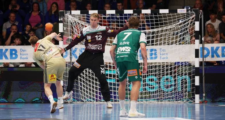 BAU 04 10 2025 Göppingen Handball Frisch Auf Göppingen vs TSV Hannover Burgdorf, f l August Pedersen Hannover , Kristian Saeveras Göppingen