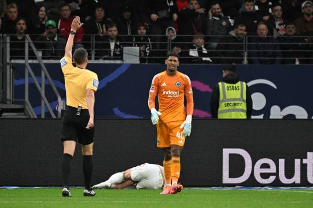 04 10 2025, xjhx, Soccer 1 Bundesliga, Eintracht Frankfurt FC Bayern Munich v l Referee Referee Daniel Siebert Harry Kane FC Bayern Muenchen injured, injury, pain, pain Kaua Santos Eintracht Frankfurt DFL DFB REGULATIONS PROHIBIT ANY USE OF PHOTOGRAPHS as IMAGE SEQUENCES and or QUASI VIDEO Frankfurt am Main