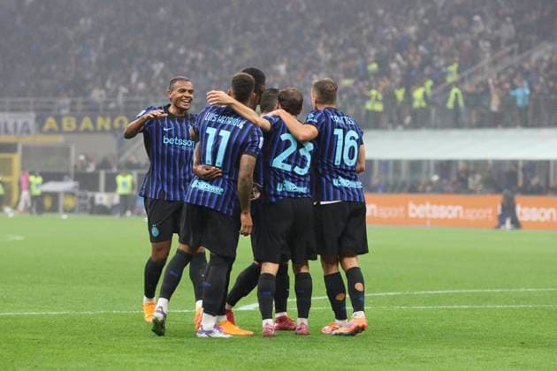 Italian Championship Series A Inter vs. Cremonese Milan (Italy), 10 04 2025 - Football Italian Championship Inter Milan vs Cremonese - Nicolo Barella of Inter Milan scores and celebrates his goal in the match between Inter Milan and Cremonese, valid for the 6th round of the Italian Serie A championship at the San Siro stadium in Milan, on the evening of Saturday, October 4, 2025. (Foto: Edson De Souza Thenews2 imago images) SPO  Copyright: xEdsonxTeodoroxDexSouzax