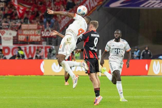 1 Bundesliga Eintracht Frankfurt FC Bayern Munich, 04 10 2025 Jonathan Tah FC Bayern Munich 4 Jonathan Burkardt Eintracht Frankfurt 9 in a header duel, Eintracht Frankfurt FC Bayern Munich, Frankfurt, Deutsche Bank Park, 4 10 2025 Copyright: xBEAUTIFULxSPORTS Gawlikx