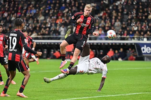Soccer 1 Bundesliga 6 Matchday Eintracht Frankfurt FC Bayern Munich on 04 10 2025 at Deutsche Bank Park in Frankfurt Dayot Upamecano Munich , below Jonathan Burkardt Frankfurt , above DFL regulations prohibit any use of photographs as image sequences and or quasi video xJKx