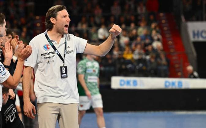 04 10 2025 Handball 1 Bundesliga DAIKIN HBL Season 2025 2026 07 Matchday HC Erlangen Metropolitan Region Nuremberg HCE Füchse Berlin xwoxzix Johannes Sellin Coach HC Erlangen HCE clenches fists Fists