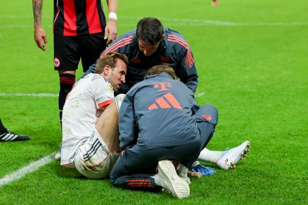 Harry Kane (FC Bayern Muenchen) liegt verletzt auf dem Rasen und wird behandelt, Bundesliga, Eintracht Frankfurt v FC Bayern München, Deutsche Bank Park am 04. October 2025 in Frankfurt am Main, Deutschland. (Foto von Marco Steinbrenner DeFodi Images) Harry Kane (FC Bayern Muenchen) is lying injured on the pitch and is being treated, Bundesliga, Eintracht Frankfurt v FC Bayern München, Deutsche Bank Park, October 4, 2025 in Frankfurt am Main, Germany. (Photo by Marco Steinbrenner DeFodi Images) DFL regulations prohibit any use of photographs as image sequences and or quasi-video. Harry Kane FC Bayern Muenchen is lying injured on the pitch and is being treated, Bundesliga, Eintracht Frankfurt v FC Bayern München, Deutsche Bank Park am 04 October 2025 in Frankfurt am Main, Germany Photo by Marco Steinbrenner DeFodi Images Harry Kane FC Bayern Muenchen is lying injured on the pitch and is being treated, Bundesliga, Eintracht Frankfurt v FC Bayern München, Deutsche Bank Park, October 4, 2025 in Frankfurt am Main, Germany Photo by Marco Steinbrenner DeFodi Images DFL regulations prohibit any use of photographs as image sequences and or quasi video