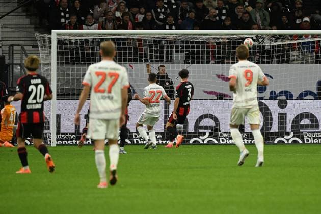 04 10 2025, xjhx, Fussball 1 Bundesliga, Eintracht Frankfurt FC Bayern München v l Luis Diaz FC Bayern Muenchen Torschuetze, erzielt das Tor, Treffer, scores the goal 0 3 DFL DFB REGULATIONS PROHIBIT ANY USE OF PHOTOGRAPHS as IMAGE SEQUENCES and or QUASI VIDEO Frankfurt am Main