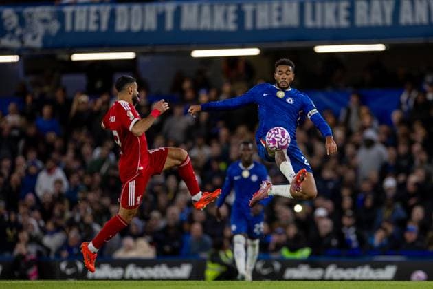 Football - FA Premier League - Chelsea FC v Liverpool FC LONDON, ENGLAND - Saturday, October 4, 2025: Liverpool s Mohamed Salah challenges for the ball against Chelsea s captain Reece James during the FA Premier League match between Chelsea FC and Liverpool FC at Stamford Bridge. (Photo by David Rawcliffe Propaganda) LONDON Stamford Bridge GREATER LONDON ENGLAND  Copyright: xDavidxRawcliffex P2025-10-04-Chelsea_Liverpool-137