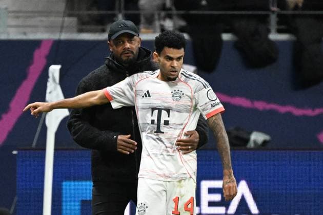 04 10 2025, xjhx, Fußball 1 Bundesliga, Eintracht Frankfurt FC Bayern München v l Torjubel nach dem Tor zum celebrating the goal celebrate 03 durch Luis Diaz FC Bayern Muenchen mit Trainer head coach Vincent Kompany FC Bayern Muenchen DFL DFB REGULATIONS PROHIBIT ANY USE OF PHOTOGRAPHS as IMAGE SEQUENCES and or QUASI VIDEO Frankfurt am Main