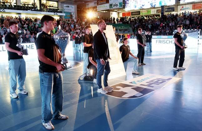 BAU 04 10 2025 Göppingen Handball Frisch Auf Göppingen vs TSV Hannover Burgdorf, Tim Kneule Mitte is inducted into the Hall of fame
