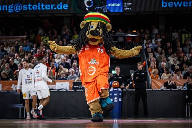 1 Basketball Bundesliga, easyCredit BBL, Season 2025 2026, Men, Main Round, Matchday 3, 04 10 2025, RASTA Vechta SYNTAINICS MBC Bob Mascot RASTA Vechta before the game Vechta RASTA Dome Lower Saxony Germany