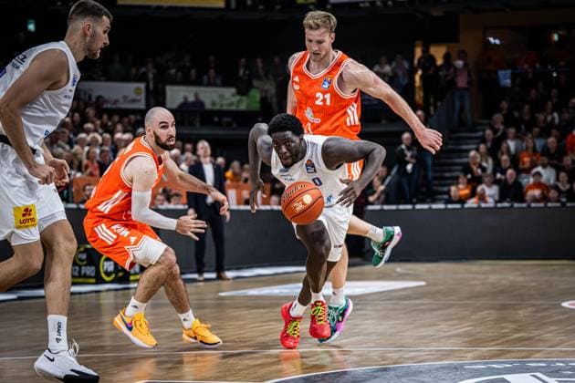1 Basketball Bundesliga, easyCredit BBL, Season 2025 2026, Men, Main Round, Matchday 3, 04 10 2025, RASTA Vechta SYNTAINICS MBC Khyri Thomas 0 SYNTAINICS MBC in action Vechta RASTA Dome Lower Saxony Germany
