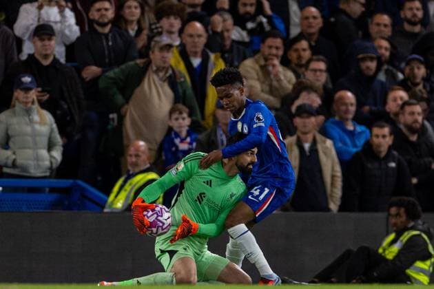 Football - FA Premier League - Chelsea FC v Liverpool FC LONDON, ENGLAND - Saturday, October 4, 2025: Liverpool s goalkeeper Giorgi Mamardashvili getting the ball ahead of Chelsea s goalkeeper EstÃªvao Willian during the FA Premier League match between Chelsea FC and Liverpool FC at Stamford Bridge. (Photo by David Rawcliffe Propaganda) LONDON Stamford Bridge GREATER LONDON ENGLAND  Copyright: xDavidxRawcliffex P2025-10-04-Chelsea_Liverpool-142