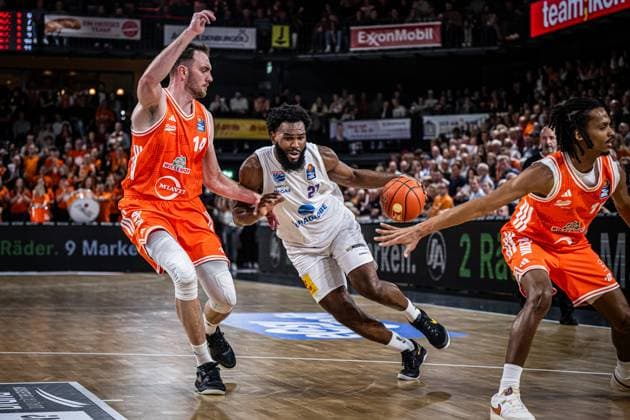 1 Basketball Bundesliga, easyCredit BBL, Season 2025 2026, Men, Main Round, Matchday 3, 04 10 2025, RASTA Vechta SYNTAINICS MBC RJ Gunn 21 SYNTAINICS MBC in action Vechta RASTA Dome Lower Saxony Germany