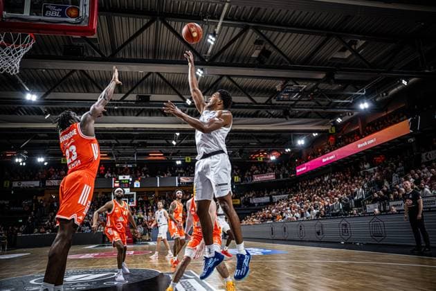 1 Basketball Bundesliga, easyCredit BBL, Season 2025 2026, Men, Main Round, Matchday 3, 04 10 2025, RASTA Vechta SYNTAINICS MBC Marcus Foster 5 SYNTAINICS MBC at the basket Vechta RASTA Dome Lower Saxony Germany
