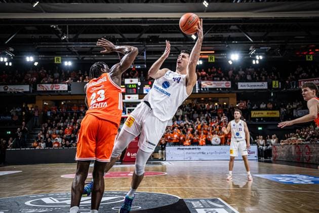1 Basketball Bundesliga, easyCredit BBL, Season 2025 2026, Men, Main Round, Matchday 3, 04 10 2025, RASTA Vechta SYNTAINICS MBC Jure Planinic 44 SYNTAINICS MBC at the basket Vechta RASTA Dome Lower Saxony Germany