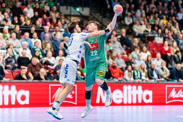 f l Tim Suton TBV Lemgo Lippe, 23 , Philipp Vorlicek GWD Minden, 22 in duel GER, GWD Minden vs TBV Lemgo Lippe, Handball, 1 Bundesliga, Matchday 7, Season 2025 2026, 04 10 2025 GER, GWD Minden vs TBV Lemgo Lippe, Handball, 1 Bundesliga, Matchday 7, Season 2025 2026, 04 10 2025 Luebbecke Copyright: xEibner-Pressefoto JanxRollingerx EP_JSK