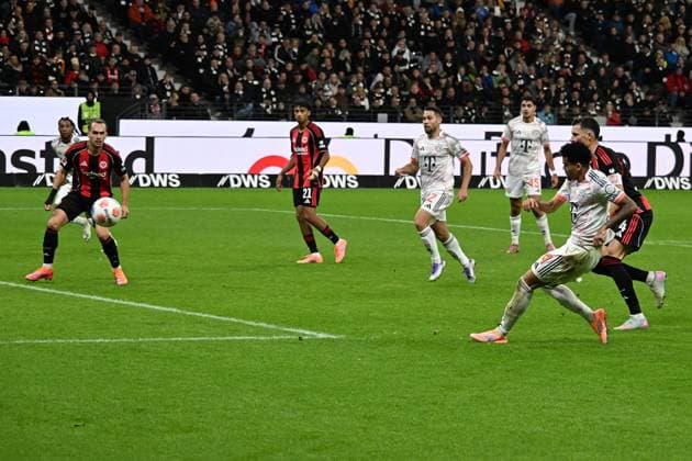 04 10 2025, xsltx, Fussball 1 Bundesliga, Eintracht Frankfurt FC Bayern München v l Luis Diaz FC Bayern Muenchen Torschuetze, erzielt das Tor, Treffer, scores the goal 0 3 Robin Koch Eintracht Frankfurt DFL DFB REGULATIONS PROHIBIT ANY USE OF PHOTOGRAPHS as IMAGE SEQUENCES and or QUASI VIDEO Frankfurt am Main