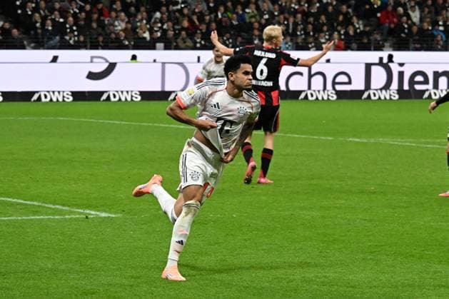 04 10 2025, xsltx, Fussball 1 Bundesliga, Eintracht Frankfurt FC Bayern München v l Torjubel nach dem Tor zum celebrating the goal celebrate 0 3 durch Luis Diaz FC Bayern Muenchen DFL DFB REGULATIONS PROHIBIT ANY USE OF PHOTOGRAPHS as IMAGE SEQUENCES and or QUASI VIDEO Frankfurt am Main