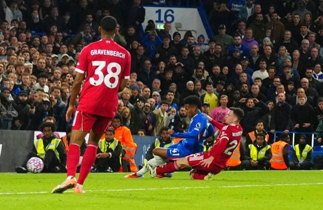 Estevao of Chelsea scores a goal to make it 2-1 Chelsea v Liverpool, Premier League, Football, Stamford Bridge, London, UK - 04 Oct 2025London Stamford Bridge United Kingdom EDITORIAL USE ONLY No use with unauthorised audio, video, data, fixture lists, club league logos or live services. Online in-match use limited to 120 images, no video emulation. No use in betting, games or single club league player publications. Copyright: xJavierxGarcia Shutterstockx 15515828am