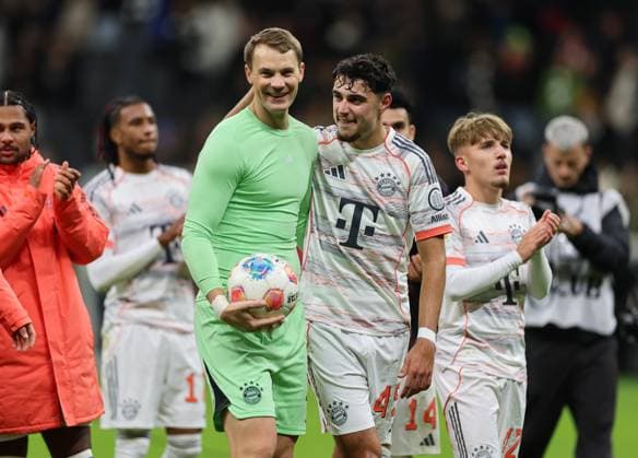 04 10 2025, Soccer Bundesliga, Eintracht Frankfurt FC Bayern München, f l , Goalkeeper Manuel Neuer FC Bayern München and Aleksandar Pavlovic FC Bayern München cheering cheering cheering DFL DFB REGULATIONS PROHIBIT ANY USE OF PHOTOGRAPHS AS IMAGE SEQUENCES AND OR QUASI VIDEO xdcx Copyright: HMBxMedia Claus