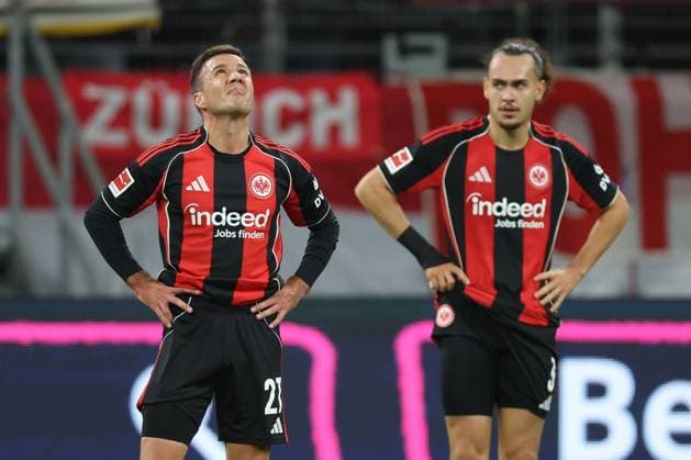 Eintracht Frankfurt FC Bayern Munich, 1 FBL Left Mario Götze Eintracht Frankfurt, 27 , right Arthur Theate Eintracht Frankfurt, 3 after the final whistle Bundesliga match between Eintracht Frankfurt and FC Bayern Munich on October 4, 2025 at Deutsche Bank Park in Frankfurt am Main , Frankfurt am Main Hessen Germany Deutsche Bank Park