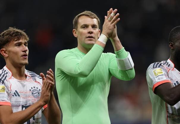 04 10 2025, Soccer Bundesliga, Eintracht Frankfurt FC Bayern München, v l , Goalkeeper Manuel Neuer FC Bayern München thanks the fans, thank, thanks, team after the match, after the match, thanks the fans, applauds the fans DFL DFB REGULATIONS PROHIBIT ANY USE OF PHOTOGRAPHS AS IMAGE SEQUENCES AND OR QUASI VIDEO xdcx Copyright: HMBxMedia Claus