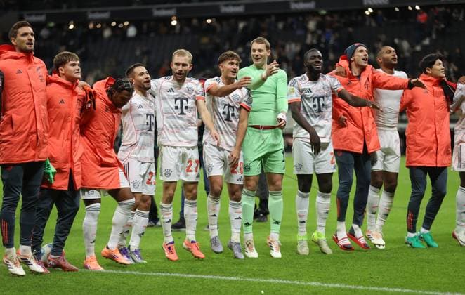 04 10 2025, Bundesliga, Eintracht Frankfurt FC Bayern München, f l , Raphael Guerreiro FC Bayern München , Konrad Laimer FC Bayern München , Tom Bischof FC Bayern München , Goalkeeper Manuel Neuer FC Bayern München , Dayot Upamecano FC Bayern München celebrate with the fans DFL DFB REGULATIONS PROHIBIT ANY USE OF PHOTOGRAPHS AS IMAGE SEQUENCES AND OR QUASI VIDEO xdcx Copyright: HMBxMedia Claus