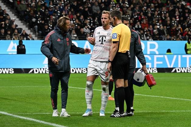 04 10 2025, xsltx, Soccer 1 Bundesliga, Eintracht Frankfurt FC Bayern München v l Harry Kane FC Bayern Muenchen verletzt, Verletzung, Schmerz, Schmerzen Referee Referee Daniel Siebert DFL DFB REGULATIONS PROHIBIT ANY USE OF PHOTOGRAPHS as IMAGE SEQUENCES and or QUASI VIDEO Frankfurt am Main