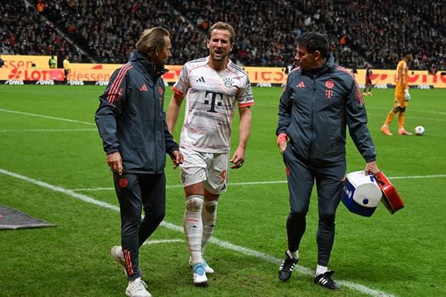 04 10 2025, xsltx, Soccer 1 Bundesliga, Eintracht Frankfurt FC Bayern Munich v l Harry Kane FC Bayern Muenchen injured, injury, pain, aches DFL DFB REGULATIONS PROHIBIT ANY USE OF PHOTOGRAPHS as IMAGE SEQUENCES and or QUASI VIDEO Frankfurt am Main