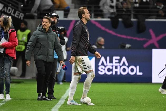 04 10 2025, xjhx, Soccer 1 Bundesliga, Eintracht Frankfurt FC Bayern Munich v l Harry Kane FC Bayern Muenchen injured, injury, pain, pain with ice pack on ankle DFL DFB REGULATIONS PROHIBIT ANY USE OF PHOTOGRAPHS as IMAGE SEQUENCES and or QUASI VIDEO Frankfurt am Main