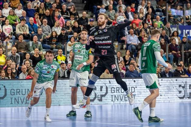 Antonio Metzner HC Erlangen, 27 on throw Mijajlo Marsenic Füchse Berlin, 93 , Aitor Arino Füchse Berlin, 14 HC Erlangen vs Fuechse Berlin, Handball, 1 Handball Bundesliga, Saison 2025 2026, 7 Spieltag, 04 10 2025 HC Erlangen vs Fuechse Berlin, Handball, 1 Handball Bundesliga, Saison 2025 2026, 7 Spieltag, 04 10 2025 Nuernberg Copyright: xEibner-Pressefoto ArdanxFuessmanx EP_AFN