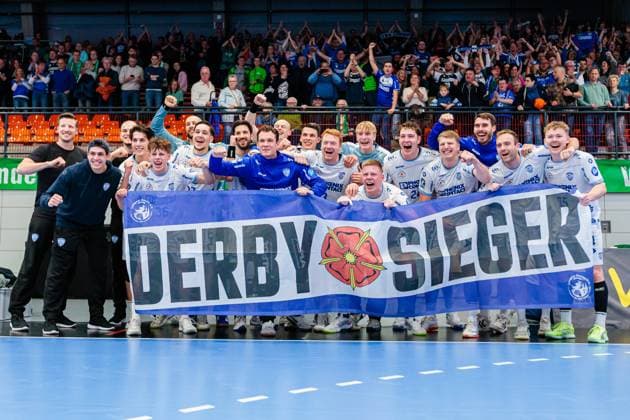 The team of TBV Lemgo Lippe cheers after 24 34 victory with a banner the fans with inscription DERBY SIEGER GER, GWD Minden vs TBV Lemgo Lippe, Handball, 1 Bundesliga, 7 Spieltag, Spielzeit 2025 2026, 04 10 2025 GER, GWD Minden vs TBV Lemgo Lippe, Handball, 1 Bundesliga, 7 Spieltag, Spielzeit 2025 2026, 04 10 2025 Luebbecke Copyright: xEibner-Pressefoto JanxRollingerx EP_JSK