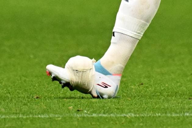 04 10 2025, xjhx, Soccer 1 Bundesliga, Eintracht Frankfurt FC Bayern Munich v l Harry Kane FC Bayern Muenchen injured, injury, pain, pain with ice pack on ankle DFL DFB REGULATIONS PROHIBIT ANY USE OF PHOTOGRAPHS as IMAGE SEQUENCES and or QUASI VIDEO Frankfurt am Main
