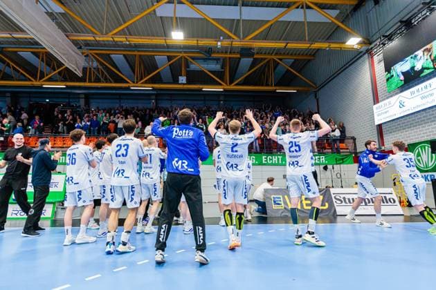 The team of TBV Lemgo Lippe celebrates after 24 34 victory with the fans GER, GWD Minden vs TBV Lemgo Lippe, Handball, 1 Bundesliga, Matchday 7, Season 2025 2026, 04 10 2025 GER, GWD Minden vs TBV Lemgo Lippe, Handball, 1 Bundesliga, Matchday 7, Season 2025 2026, 04 10 2025 Luebbecke Copyright: xEibner-Pressefoto JanxRollingerx EP_JSK