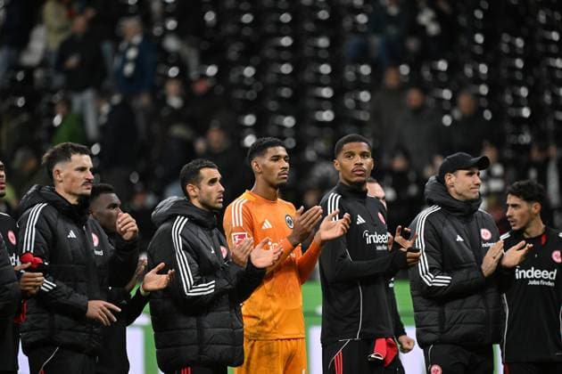 04 10 2025, xjhx, Soccer 1 Bundesliga, Eintracht Frankfurt FC Bayern Munich v l The players thank the fans DFL DFB REGULATIONS PROHIBIT ANY USE OF PHOTOGRAPHS as IMAGE SEQUENCES and or QUASI VIDEO Frankfurt am Main