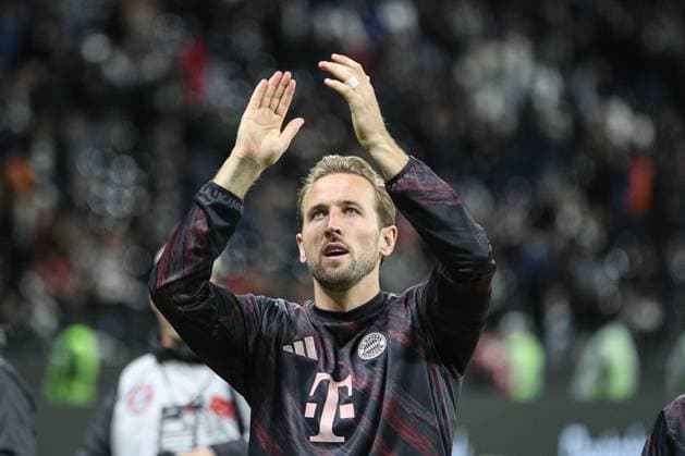 After the victory with the fans Harry Kane FC Bayern Muenchen, 09 , GER, Eintracht Frankfurt vs 1 FC Bayern Muenchen, 1 Bundesliga, Matchday 6, 2025 2026, 04 10 2025, DFL REGULATES PROHIBIT ANY USE OF PHOTOGRAPHS AS IMAGE SEQUENCES AND OR QUASI VIDEO, GER, Eintracht Frankfurt vs 1 FC Bayern Muenchen, 1 Bundesliga, Matchday 6, 2025 2026, 04 10 2025 Frankfurt Copyright: xEibner-Pressefoto JanxPrihodax EP_JPA