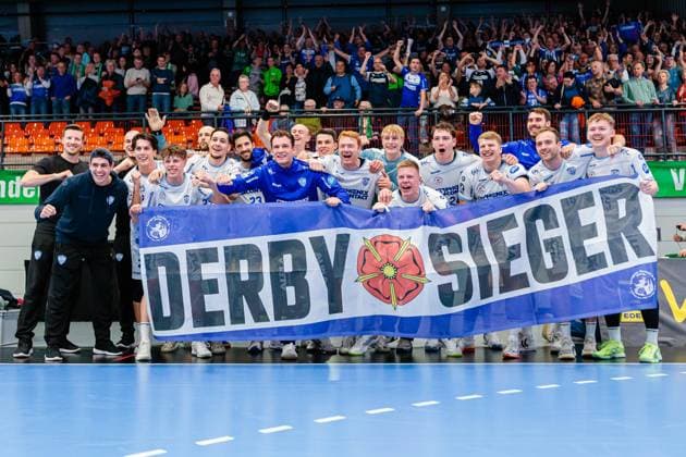 The team of TBV Lemgo Lippe cheers after 24 34 victory with a banner the fans with inscription DERBY SIEGER GER, GWD Minden vs TBV Lemgo Lippe, Handball, 1 Bundesliga, 7 Spieltag, Spielzeit 2025 2026, 04 10 2025 GER, GWD Minden vs TBV Lemgo Lippe, Handball, 1 Bundesliga, 7 Spieltag, Spielzeit 2025 2026, 04 10 2025 Luebbecke Copyright: xEibner-Pressefoto JanxRollingerx EP_JSK