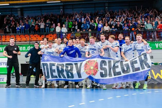 The team of TBV Lemgo Lippe cheers after 24 34 victory with a banner the fans with inscription DERBY SIEGER GER, GWD Minden vs TBV Lemgo Lippe, Handball, 1 Bundesliga, 7 Spieltag, Spielzeit 2025 2026, 04 10 2025 GER, GWD Minden vs TBV Lemgo Lippe, Handball, 1 Bundesliga, 7 Spieltag, Spielzeit 2025 2026, 04 10 2025 Luebbecke Copyright: xEibner-Pressefoto JanxRollingerx EP_JSK